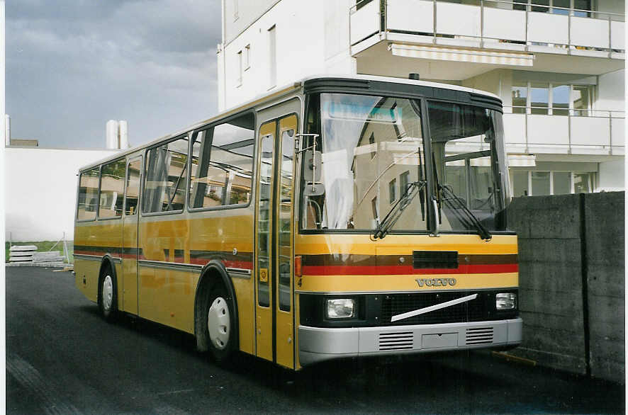 (070'406) - STI Thun - Nr. 4 - Volvo/Lauber (ex TSG Blumenstein Nr. 5) am 25. August 2004 in Thun, Garage