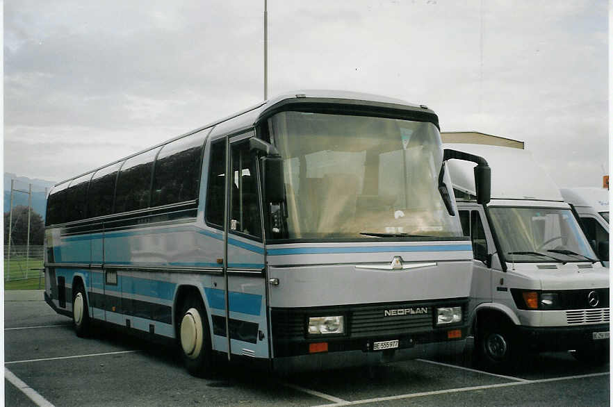 (071'014) - Straubhaar, Thun - BE 555'977 - Neoplan (ex Lthi, Walkringen) am 11. September 2004 in Thun-Lerchenfeld, Waldeck