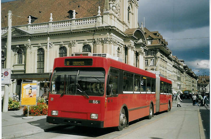 (071'215) - Bernmobil, Bern - Nr. 66 - Volvo/Hess Gelenktrolleybus am 24. September 2004 beim Bahnhof Bern