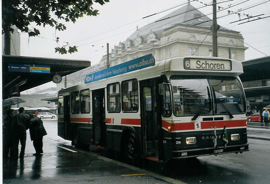 (071'935) - VBSG St. Gallen - Nr. 214/SG 141'214 - Saurer/Hess am 11. Oktober 2004 beim Bahnhof St. Gallen