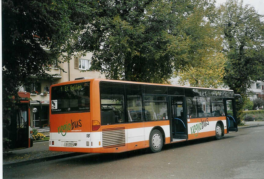 (072'106) - Regiobus, Gossau - Nr. 18/SG 7270 - Mercedes am 11. Oktober 2004 beim Bahnhof Gossau