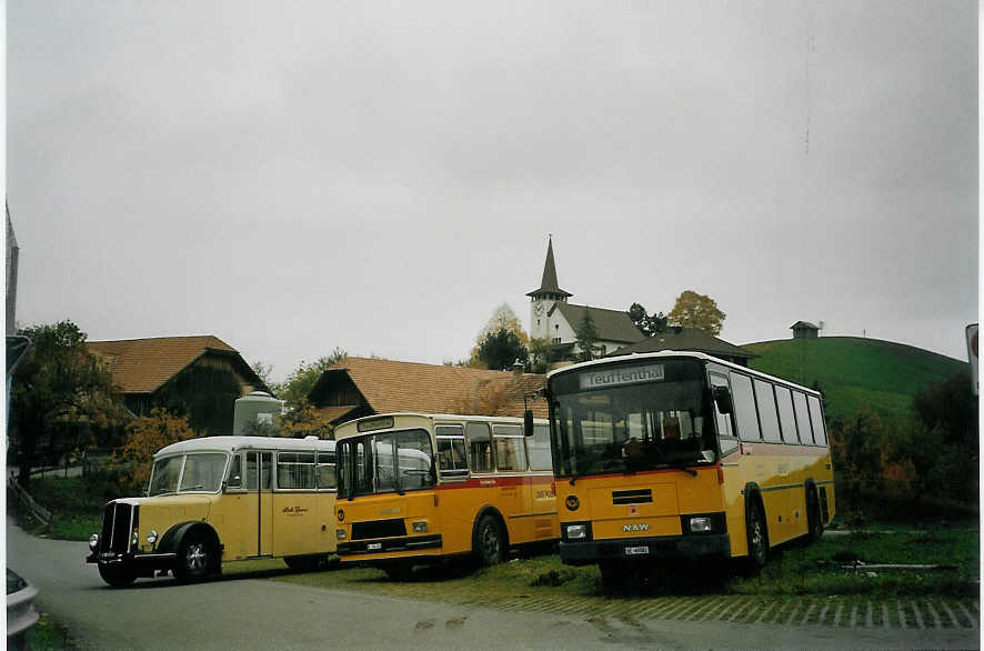 (072'403) - Burri, Teuffenthal - BE 26'725 - Saurer/R&J + BE 336'192 - FBW/R&J + BE 60'582 - NAW/R&J am 31. Oktober 2004 in Buchen, Schulhaus