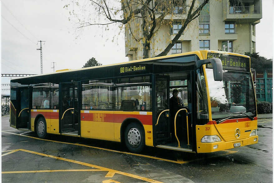 (072'808) - BLT Oberwil - Nr. 37/BL 6449 - Mercedes am 27. November 2004 beim Bahnhof Muttenz