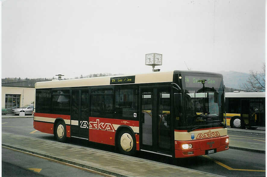 (072'829) - ASKA Aeschi - Nr. 5/BE 503'083 - MAN am 29. November 2004 beim Bahnhof Spiez