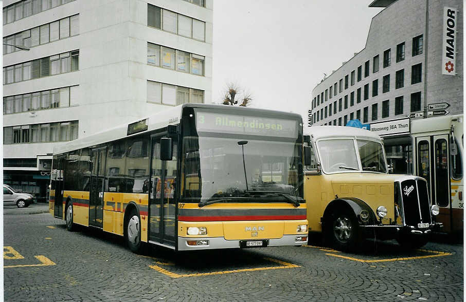 (073'130) - STI Thun - Nr. 97/BE 577'097 - MAN am 12. Dezember 2004 beim Bahnhof Thun