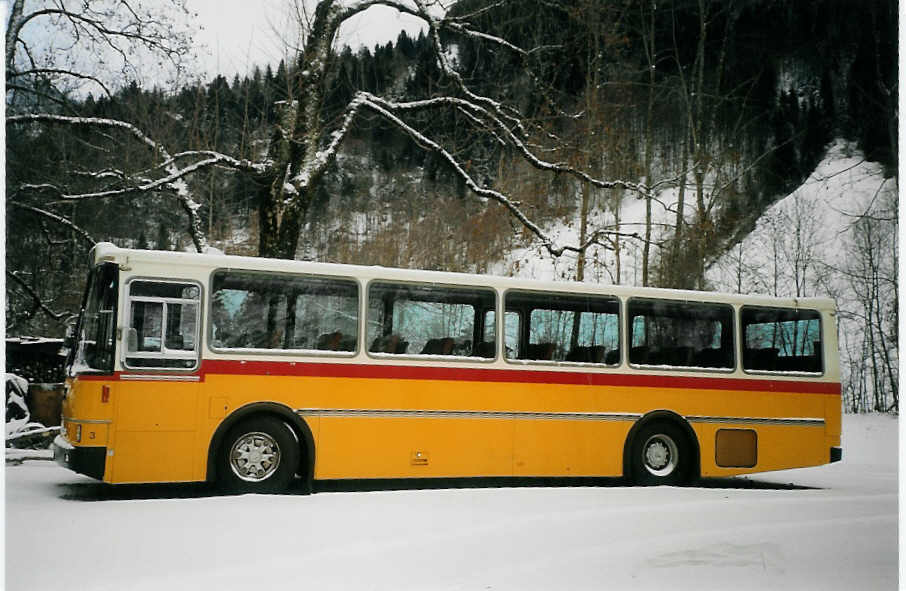 (073'311) - Schmocker, Stechelberg - Nr. 3 - Saurer/R&J (ex Nr. 1; ex Gertsch, Stechelberg Nr. 1) am 18. Dezember 2004 in Stechelberg, Hotel