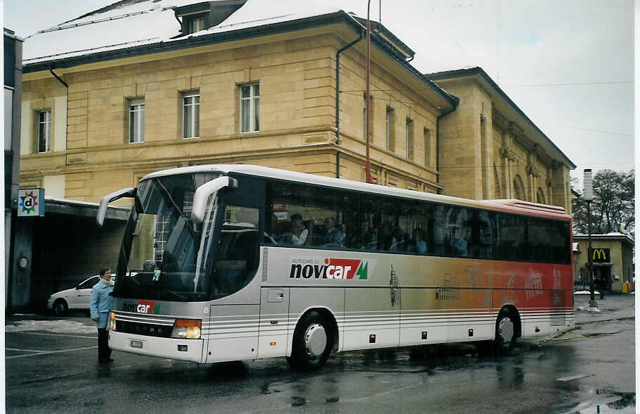 (073'521) - CJ Tramelan - Nr. 8/NE 71'115 - Setra am 1. Januar 2005 beim Bahnhof La Chaux-de-Fonds