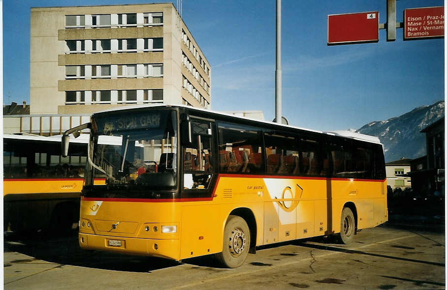 (073'614) - CarPostal Valais romand-Haut-Lman - Nr. 1/VS 243'988 - Volvo (ex P 25'114) am 1. Januar 2005 beim Bahnhof Sion