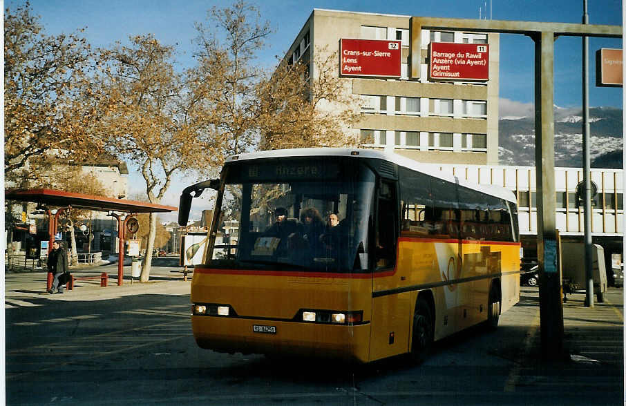 (073'616) - Rey, Ayent - VS 84'251 - Neoplan am 1. Januar 2005 beim Bahnhof Sion