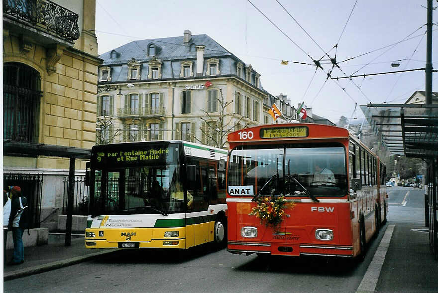 (074'113) - TN Neuchtel - Nr. 222/NE 18'222 - MAN + Nr. 160 - FBW/Hess Gelenktrolleybus (ex Nr. 60) am 16. Januar 2005 in Neuchtel, Place Pury