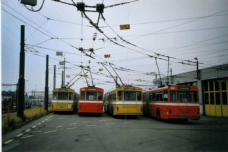 (074'232) - TN Neuchtel - Nr. 151 (ex Nr. 51) + Nr. 154 (ex Nr. 54) + Nr. 155 (ex Nr. 55) + Nr. 160 (ex Nr. 60) - FBW/Hess Gelenktrolleybusse am 16. Januar 2005 in Marin, Dpt