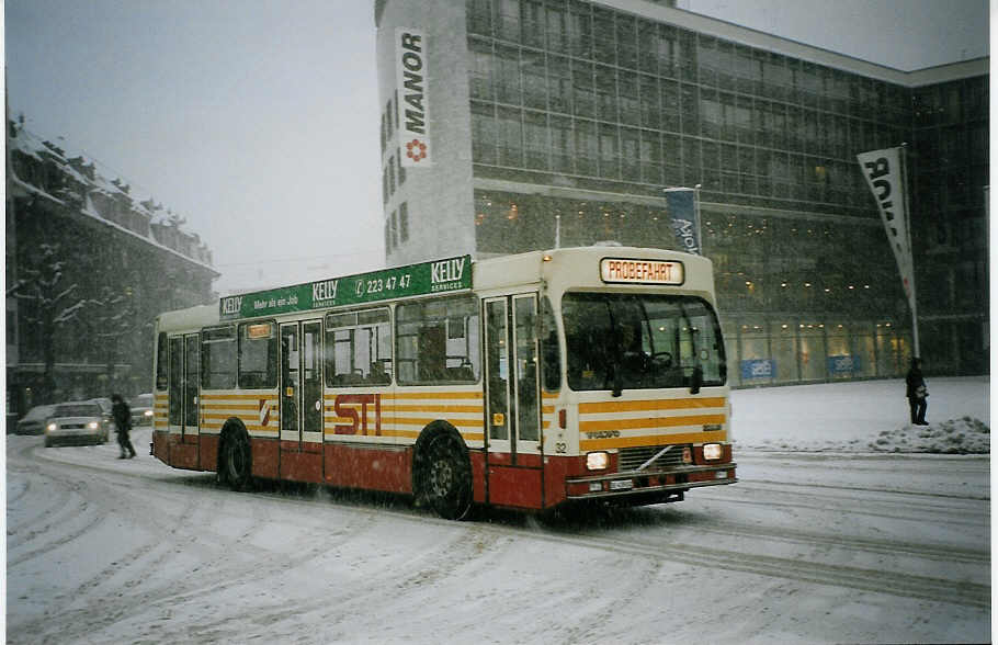 (074'327) - STI Thun - Nr. 32/BE 419'032 - Volvo/R&J (ex SAT Thun Nr. 32) am 24. Januar 2005 beim Bahnhof Thun