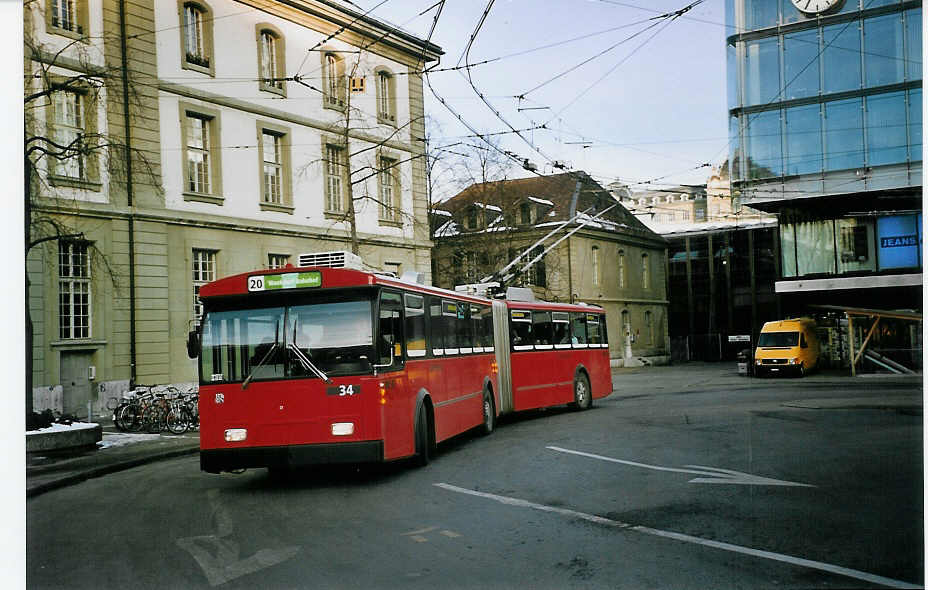 (074'423) - Bernmobil, Bern - Nr. 34 - FBW/Gangloff Gelenktrolleybus am 10. Februar 2005 beim Bahnhof Bern