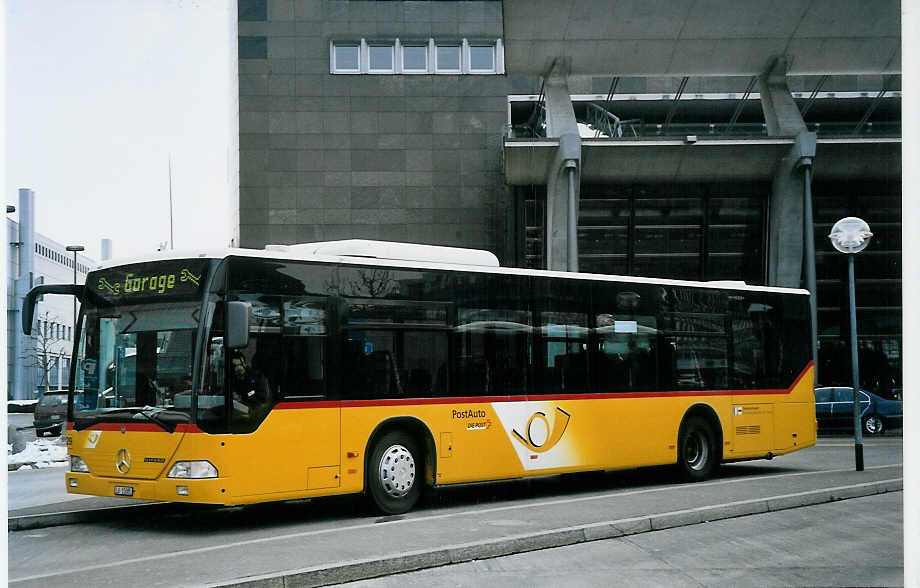 (075'303) - Bucheli, Kriens - Nr. 29/LU 15'085 - Mercedes am 25. Februar 2005 beim Bahnhof Luzern