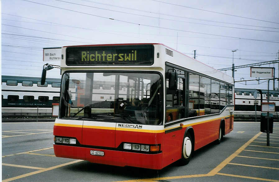 (075'910) - Landolt, Pfffikon - SZ 62'333 - Neoplan am 31. Mrz 2005 beim Bahnhof Pfffikon