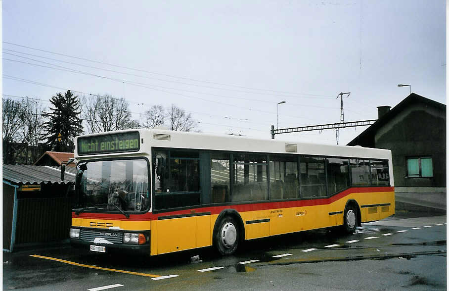 (076'201) - Engeloch, Riggisberg - Nr. 7/BE 13'188 - Neoplan (ex Nr. 8; ex P 29'992) am 17. April 2005 beim Bahnhof Schwarzenburg