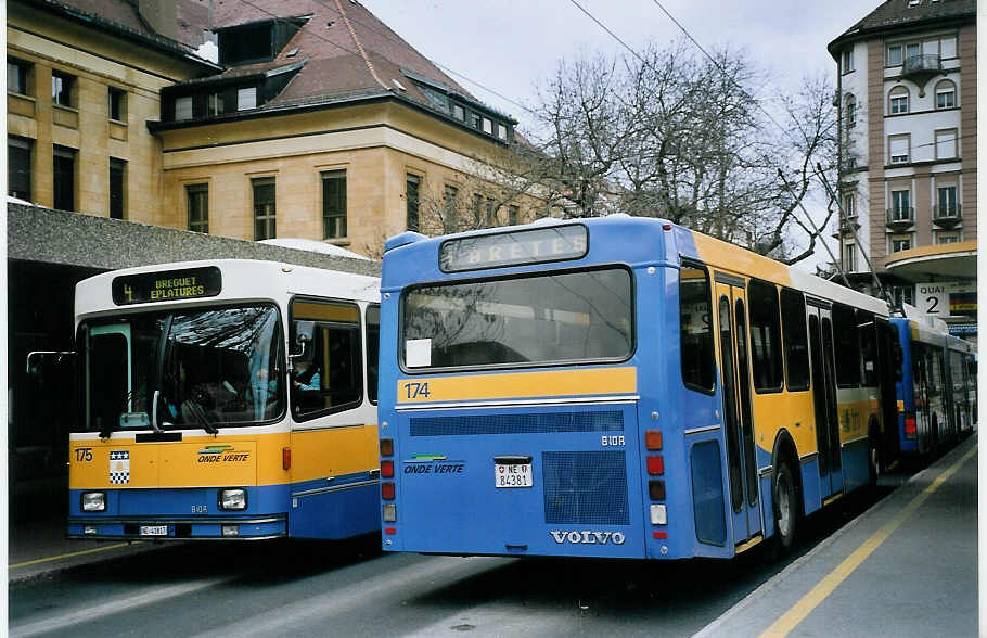 (076'233) - TC La Chaux-de-Fonds - Nr. 174/NE 84'381 - Volvo/Lauber am 23. April 2005 beim Bahnhof La Chaux-de-Fonds