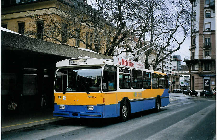 (076'301) - TC La Chaux-de-Fonds - Nr. 108 - FBW/Hess Trolleybus am 23. April 2005 beim Bahnhof La Chaux-de-Fonds