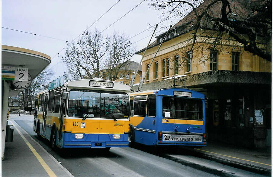 (076'305) - TC La Chaux-de-Fonds - Nr. 108 - FBW/Hess-Haag Trolleybus am 23. April 2005 beim Bahnhof La Chaux-de-Fonds