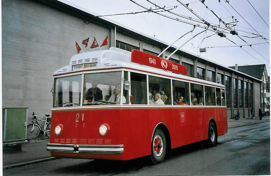 (076'335) - VB Biel - Nr. 21 - Berna/Hess Trolleybus am 23. April 2005 in Biel, Depot