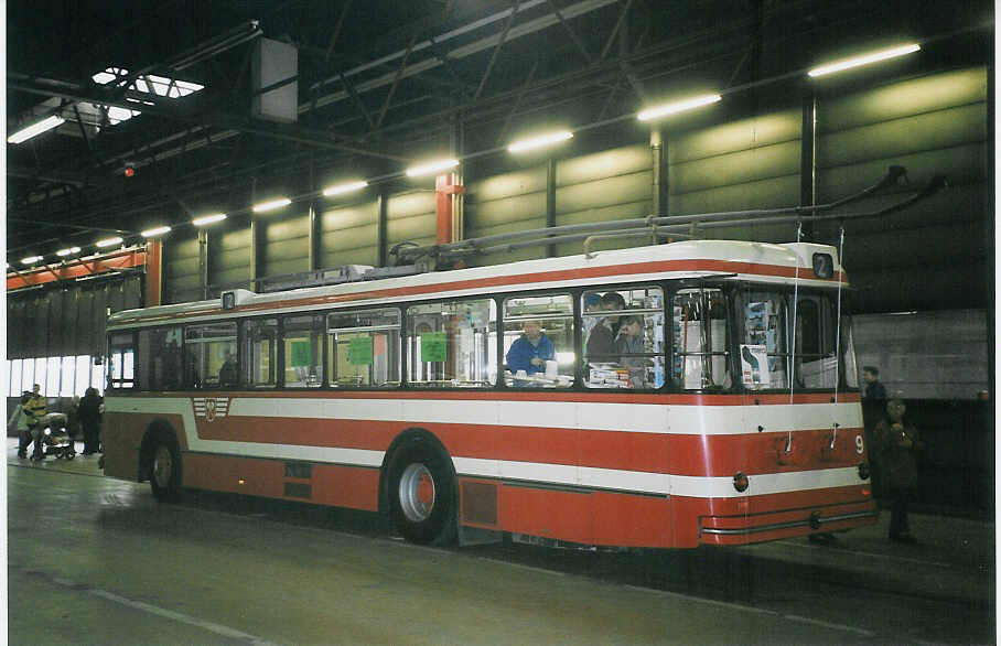 (076'404) - VB Biel (TVB+TVS) - Nr. 9 - FBW/R&J Trolleybus am 23. April 2005 in Biel, Depot