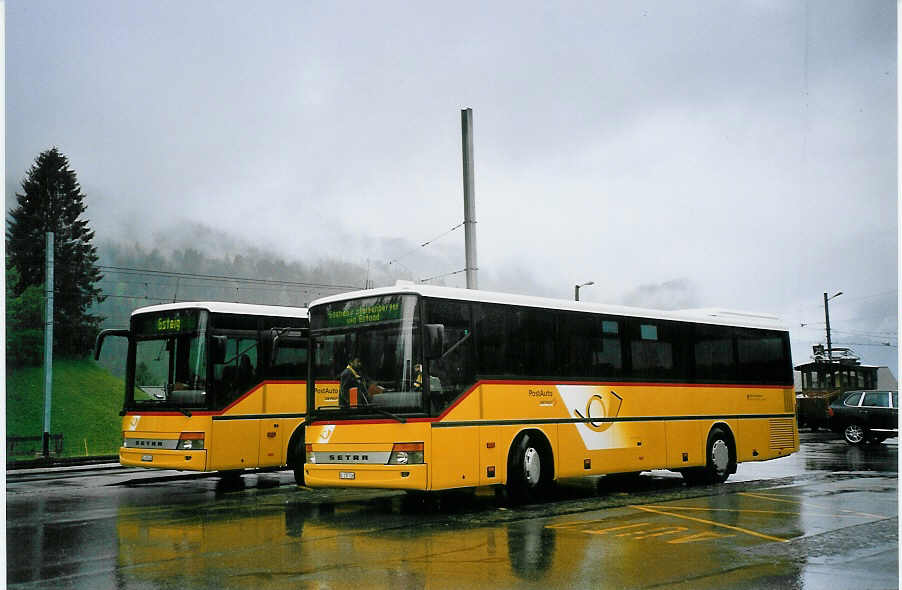 (076'604) - Kbli, Gstaad - BE 235'726 - Setra am 16. Mai 2005 beim Bahnhof Gstaad