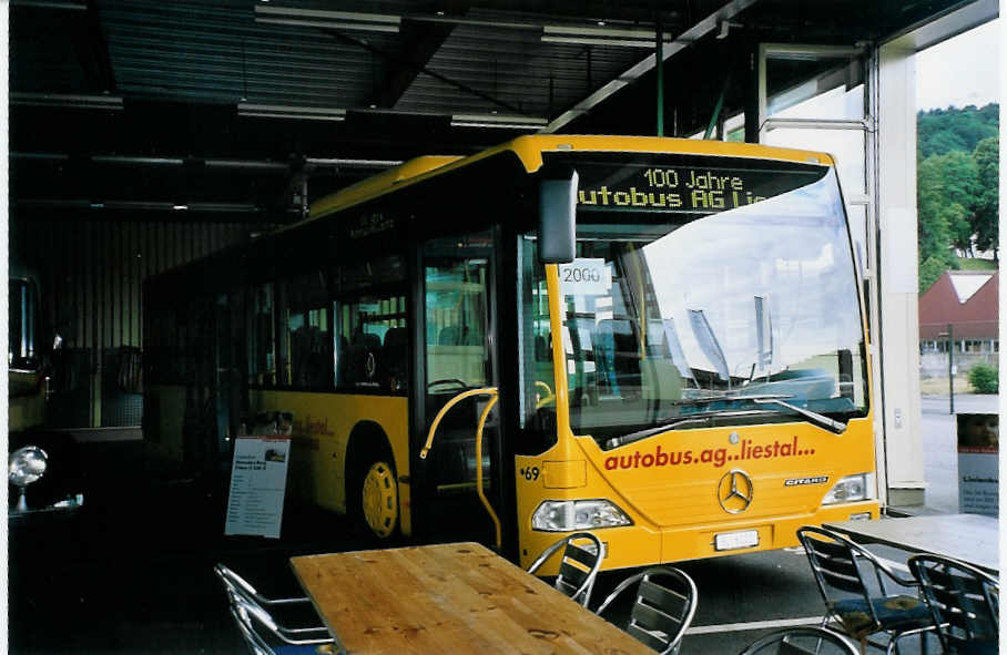 (077'031) - AAGL Liestal - Nr. 69/BL 6102 - Mercedes am 5. Juni 2005 in Liestal, Garage