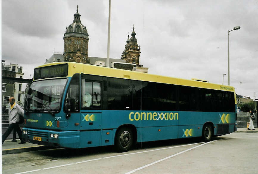 (078'715) - Connexxion - Nr. 2587/BJ-JF-12 - Den Oudsten am 20. Juli 2005 beim Bahnhof Amsterdam