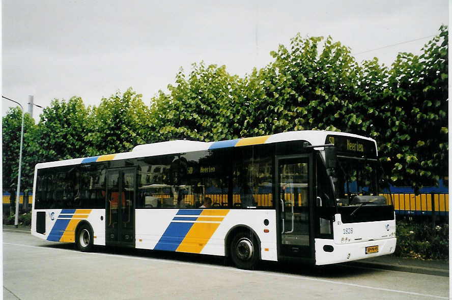 (079'008) - Hermes, Kampen - Nr. 1828/BP-PH-95 - VDL Berkhof am 23. Juli 2005 beim Bahnhof Maastricht