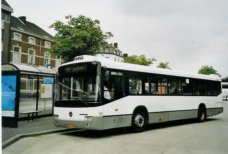 (079'025) - Limex, Maastricht - Nr. 922/BN-NJ-08 - Mercedes am 23. Juli 2005 beim Bahnhof Maastricht