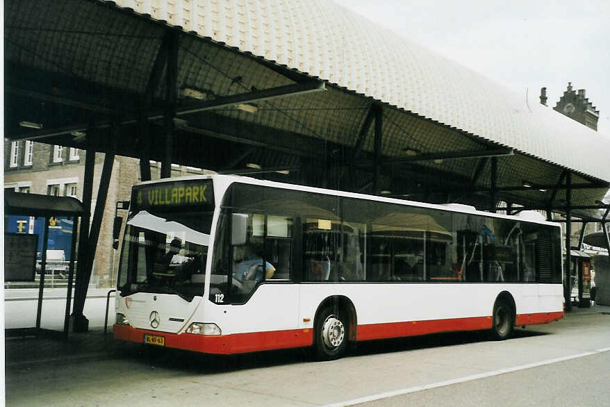 (079'030) - Stadsbus, Maastricht - Nr. 112/BL-RF-63 - Mercedes am 23. Juli 2005 beim Bahnhof Maastricht