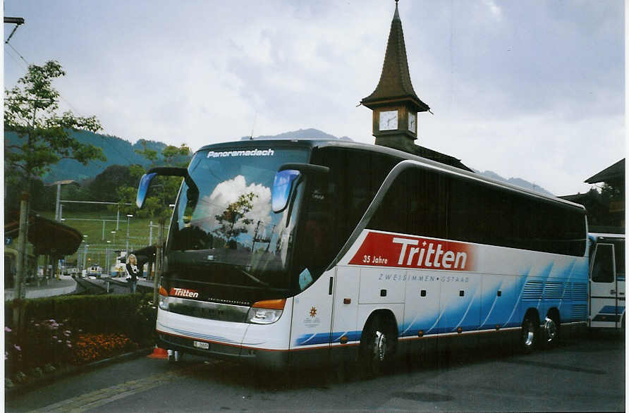 (080'319) - Tritten, Zweisimmen - BE 26'689 - Setra am 3. September 2005 beim Bahnhof Zweisimmen