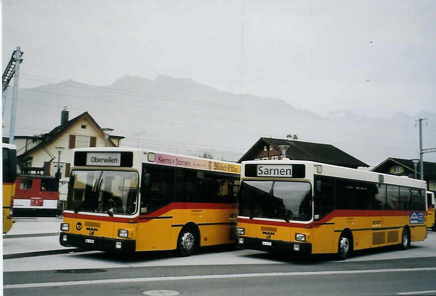 (081'107) - Dillier, Sarnen - Nr. 1/OW 10'200 + Nr. 2/OW 10'166 - MAN am 20. Oktober 2005 beim Bahnhof Sarnen