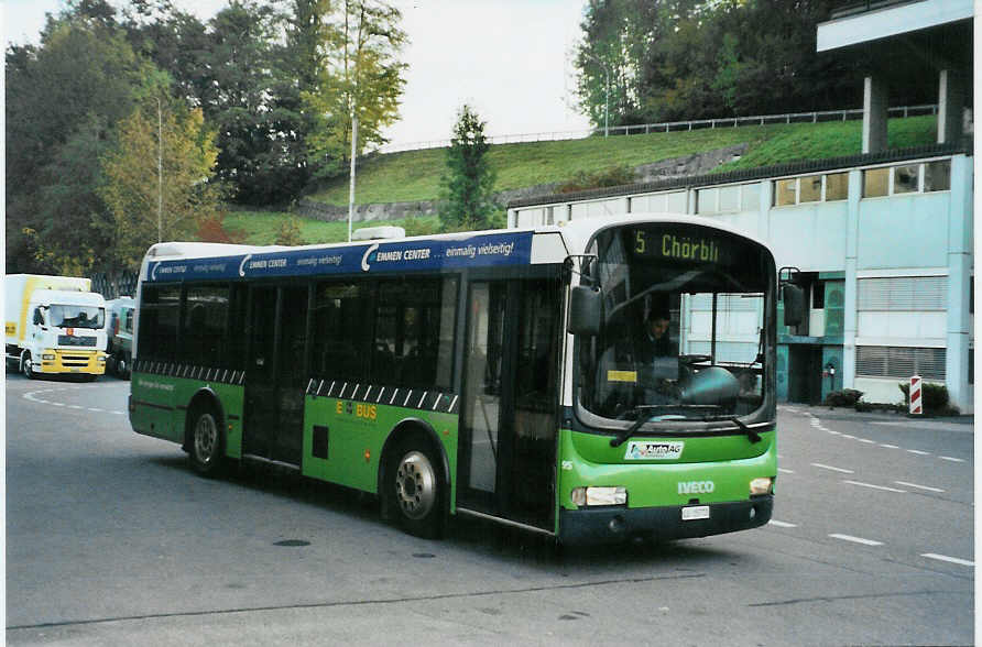 (081'225) - AAGR Rothenburg - Nr. 95/LU 15'772 - Iveco am 21. Oktober 2005 beim Bahnhof Littau