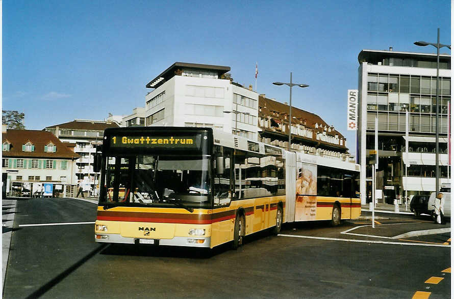 (081'334) - STI Thun - Nr. 87/BE 572'087 - MAN am 28. Oktober 2005 beim Bahnhof Thun