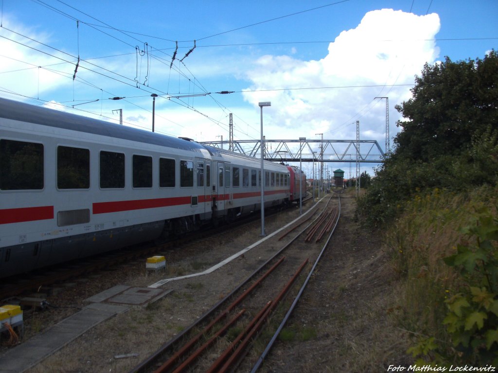 101 001-6 mit dem InterCity (IC) bei der Einfahrt in Stralsund Hbf am 13.8.13