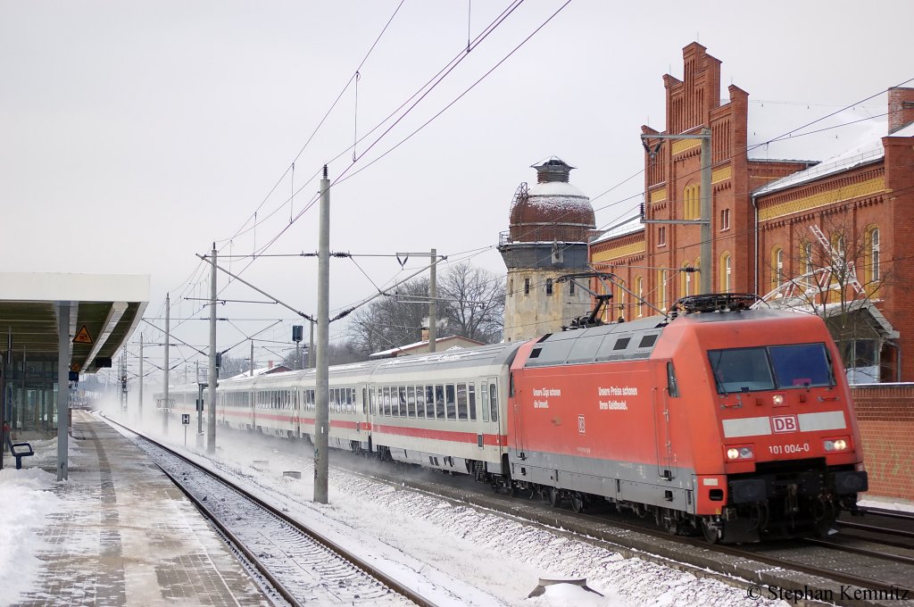 101 004-0 fhrt mit dem IC 2243 nach Berlin Ostbahnhof durch den Bahnhof Rathenow. 03.12.2010