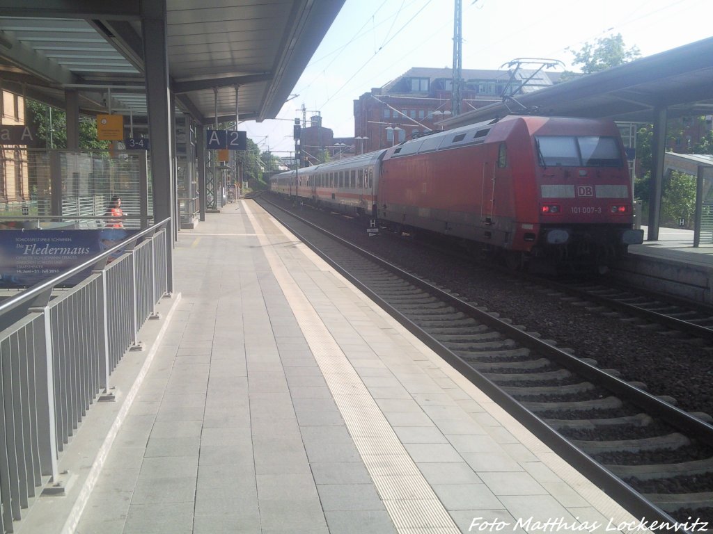 101 007-3 bei der ausfahrt aus Schwerin Hbf am 8.6.13