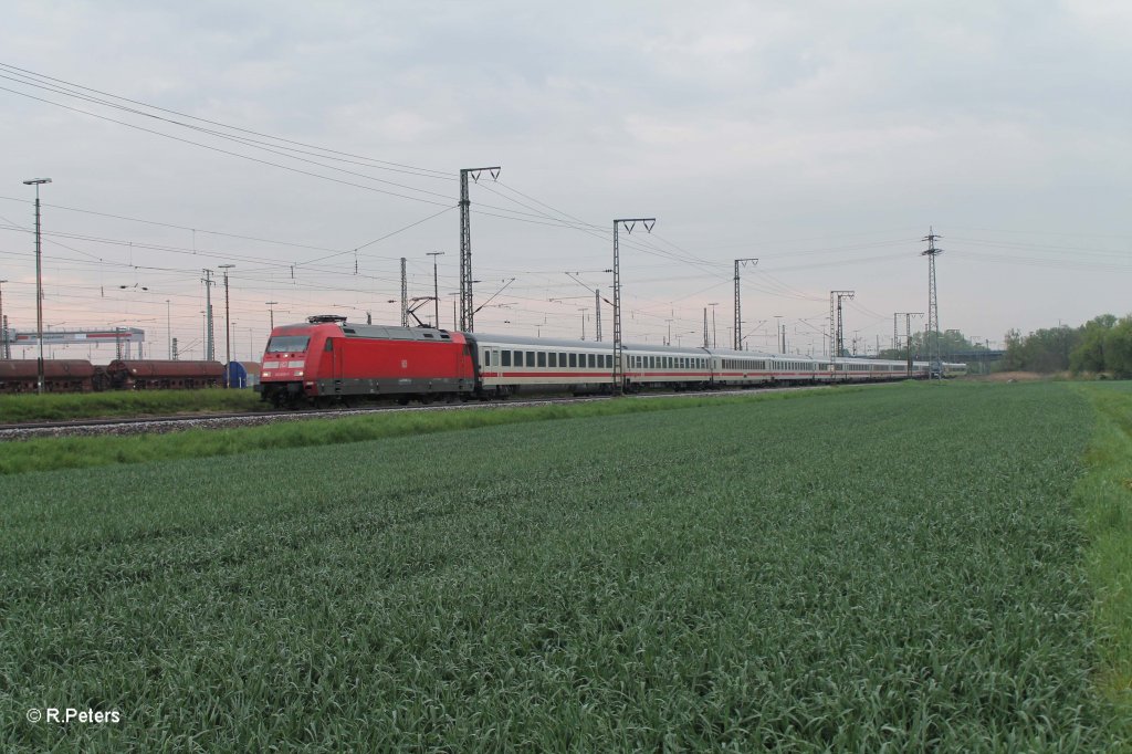 101 010-7 mit dem IC 2024 Passau - Hamburg bei Regensburg Ost. 09.05.13