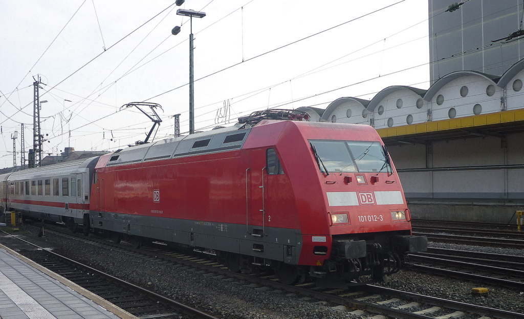 101 012-3 fhrt am 10.04.2010 mit dem EC nach Klagenfurt aus dem Koblenzer Hbf raus 