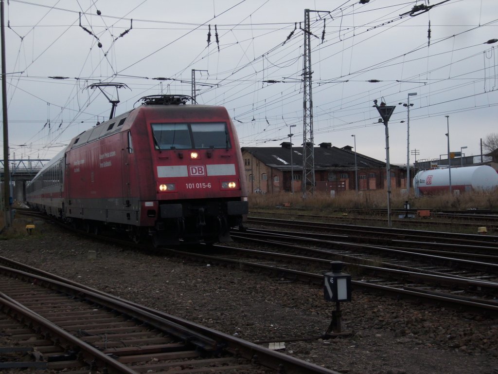 101 015 am letzten Tag 2009 bei der Einfahrt in Stralsund.