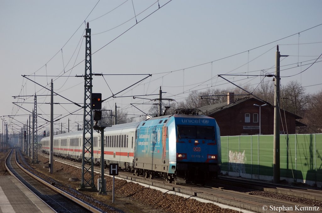 101 016-4  Unicef  mit dem IC 141 nach Berlin Ostbahnhof in Rathenow. 28.01.2011