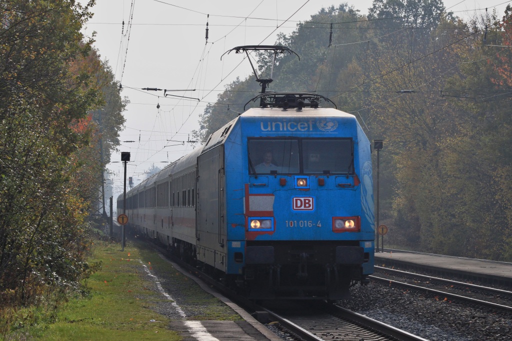 101 016 durchfuhr am 23.10.10 mit einem IC den Bahnhof von Lang Gns