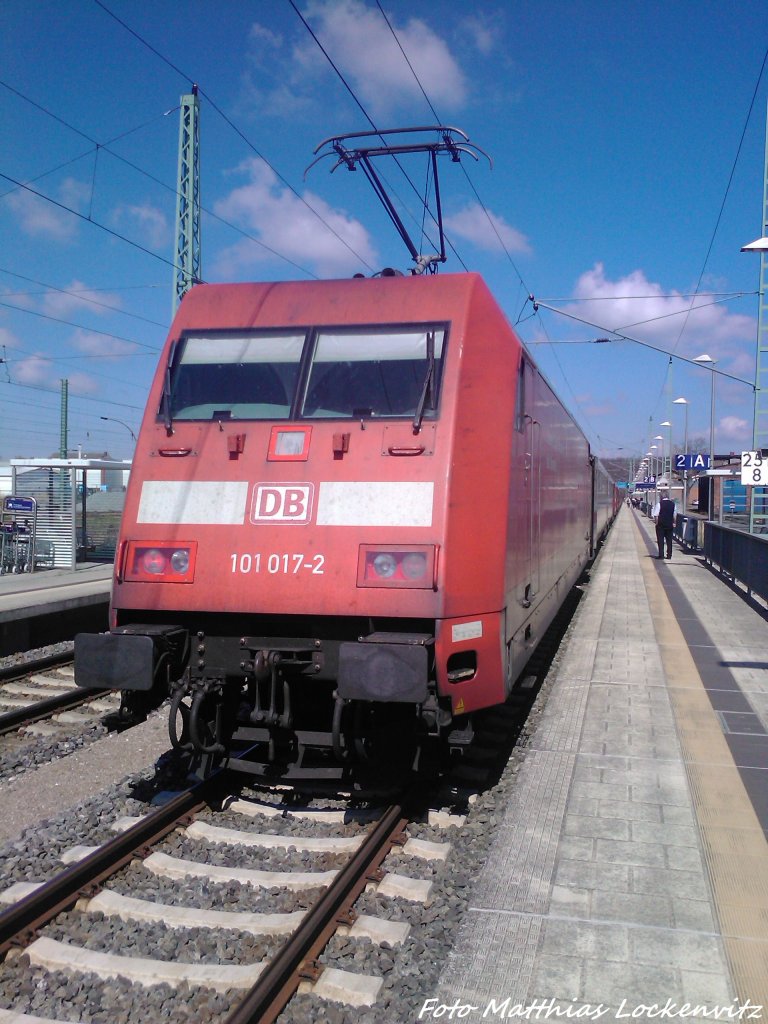 101 017-2 mit IC 2212 im Bahnhof Bergen auf Rgen am 28.4.13