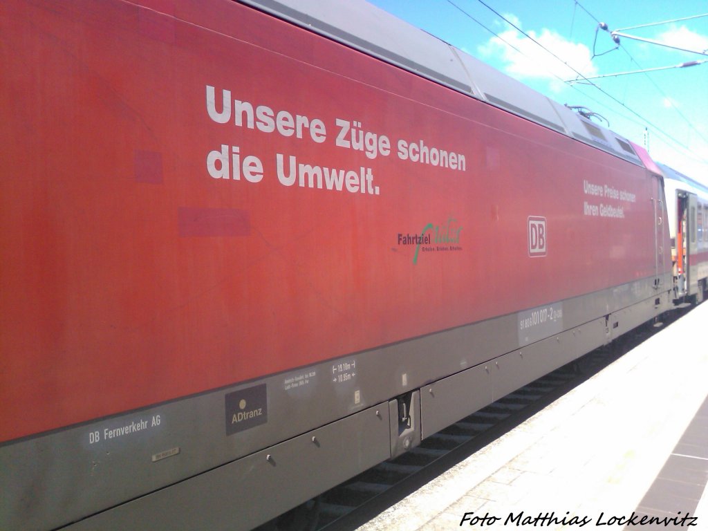 101 017-2 mit seiner Werbeaufschrift im Bahnhof Bergen auf Rgen am 28.4.13