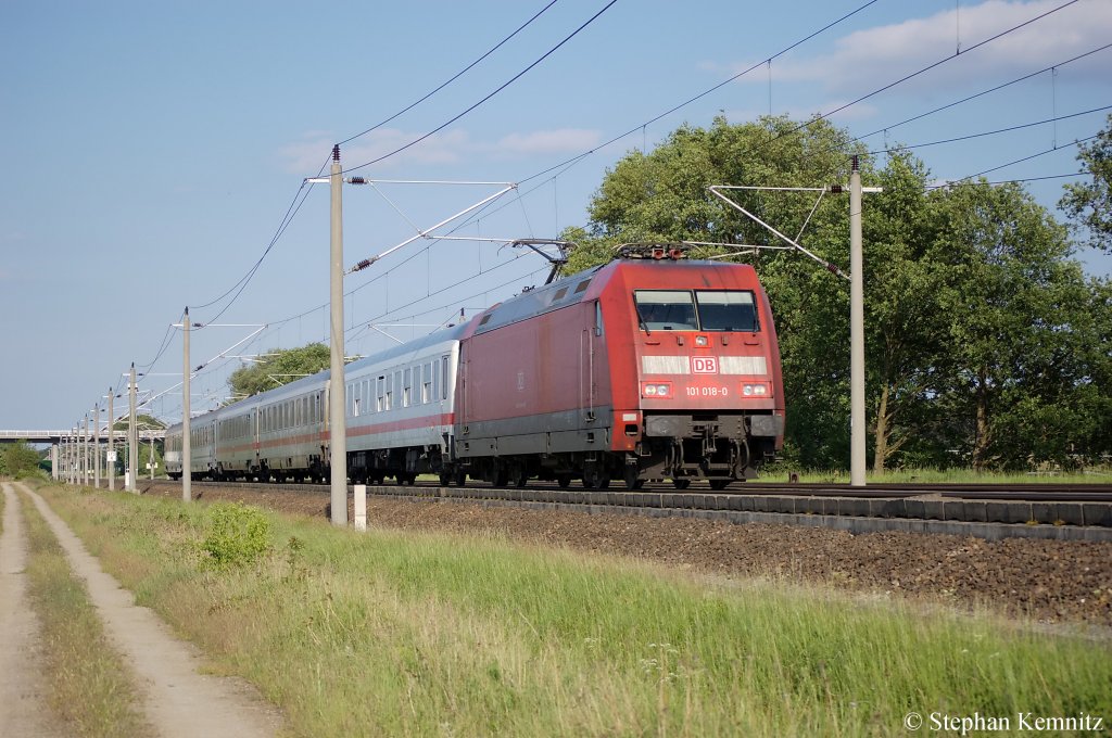 101 018-0 mit dem EC 248 von Krakow Glowny nach Lneburg zwischen Growudicke und Rathenow. 29.05.2011