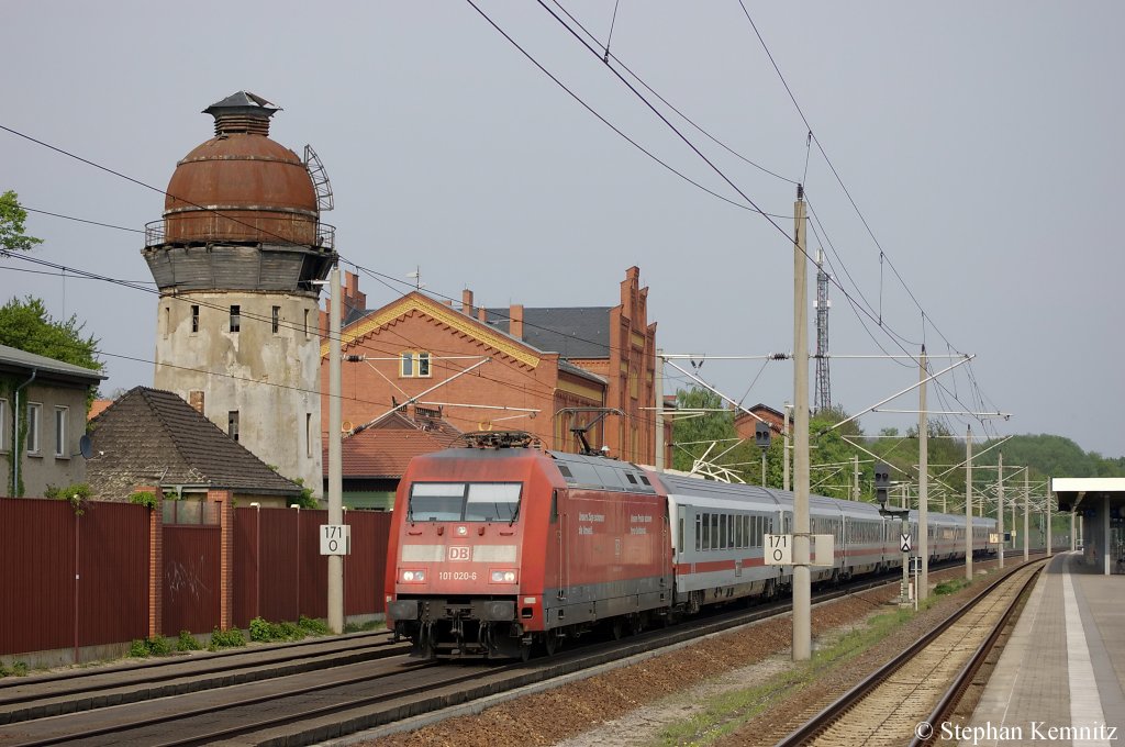 101 020-6 mit dem IC 140 von Berlin Ostbahnhof nach Schiphol (Airport) in Rathenow. 28.04.2011