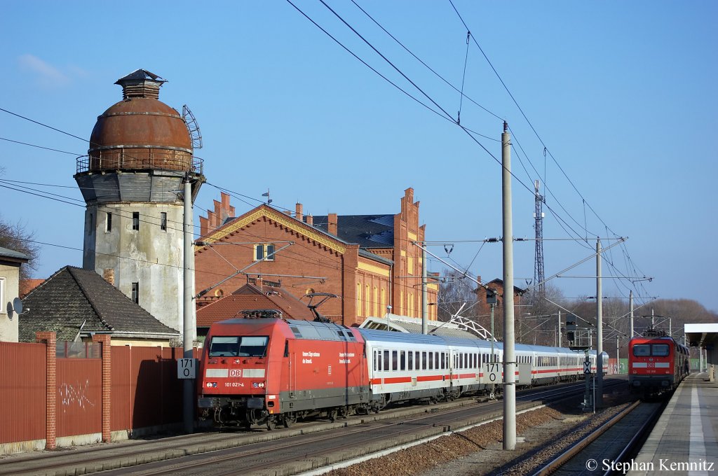 101 021-4 mit dem IC 1915 nach Stuttgart Hbf und im Bahnhof Rathenow steht die 112 188 mit dem RE2 (RE 37381) nach Knigs Wusterhausen. 28.01.2011
