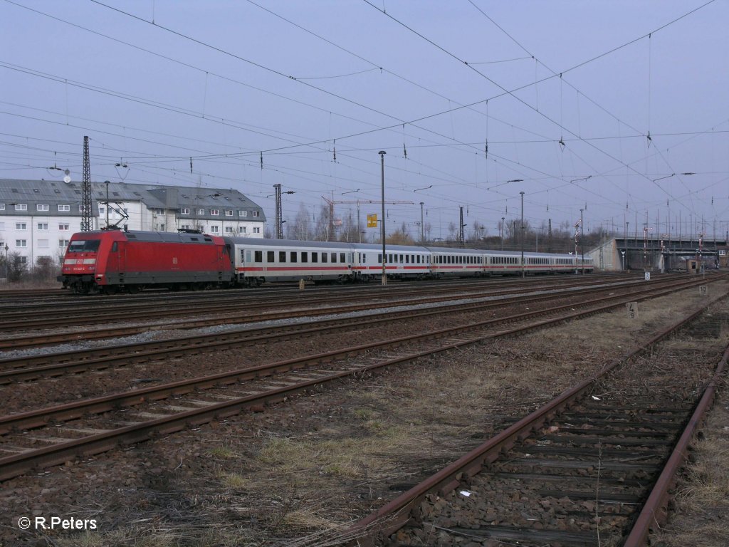 101 022-2 verlsst Leipzig Schnefeld mit leeren IC geschoben. 12.03.11