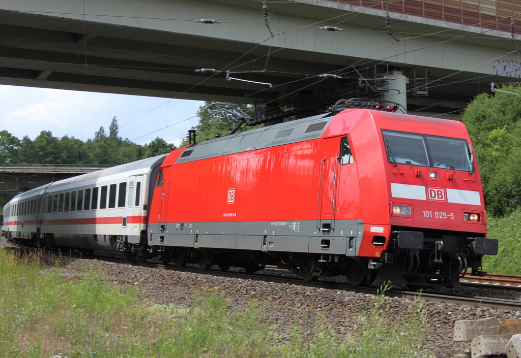 101 025-5 mit IC nach Dresden am 23.06.11 bei Fulda